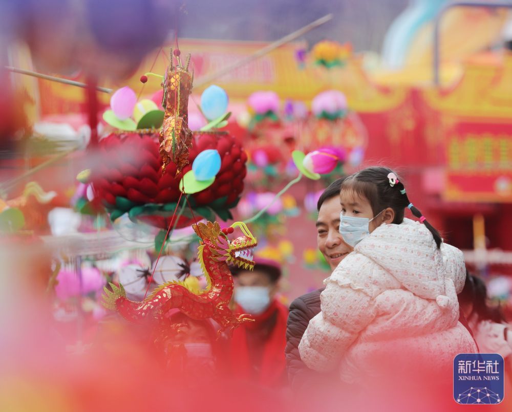 2月28日，游客在江苏省南京市夫子庙花灯市场挑选花灯。新华社发（李文宝　摄）