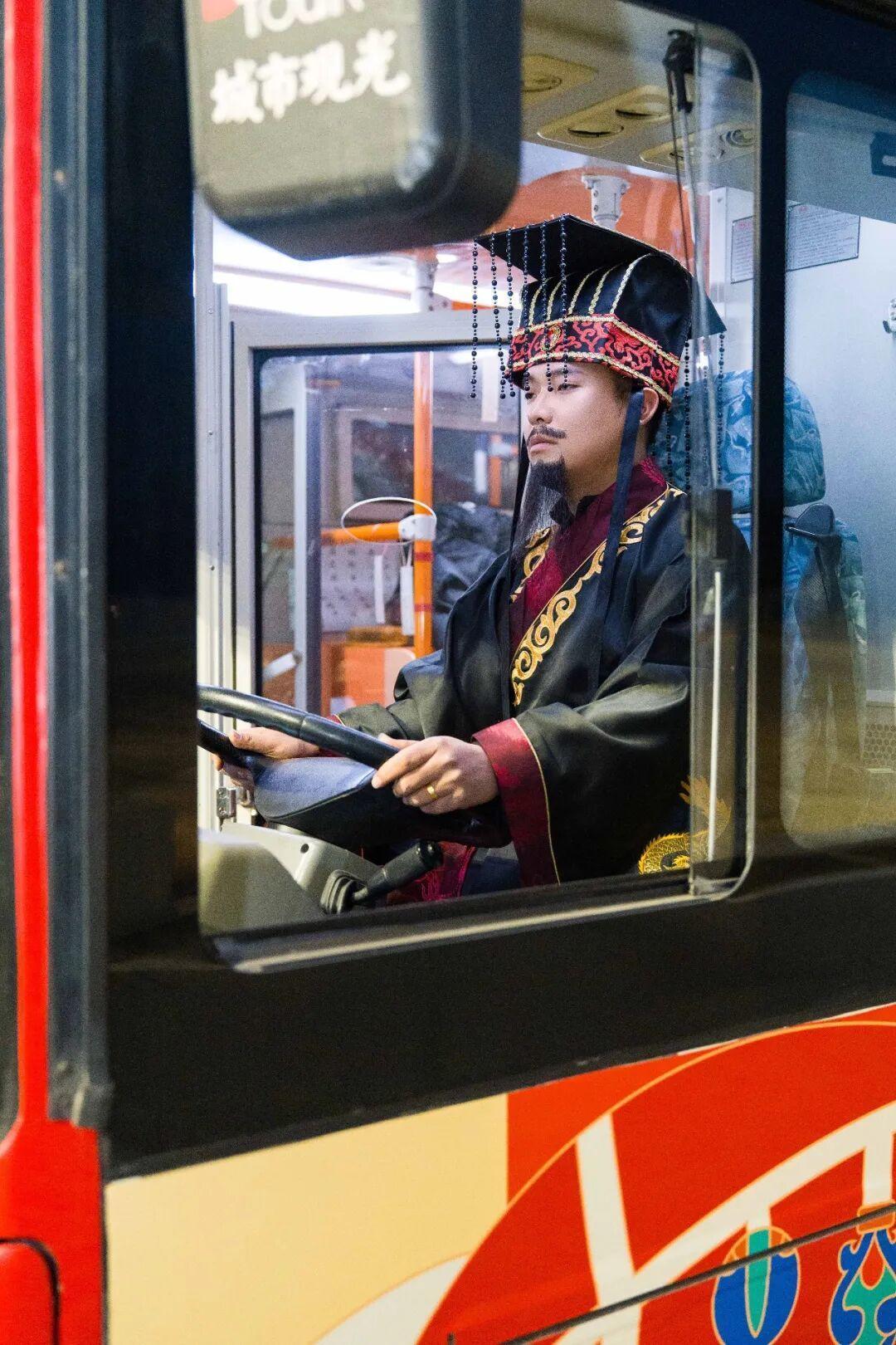 ▲“秦始皇”御驾观光车图源:西安城市观光