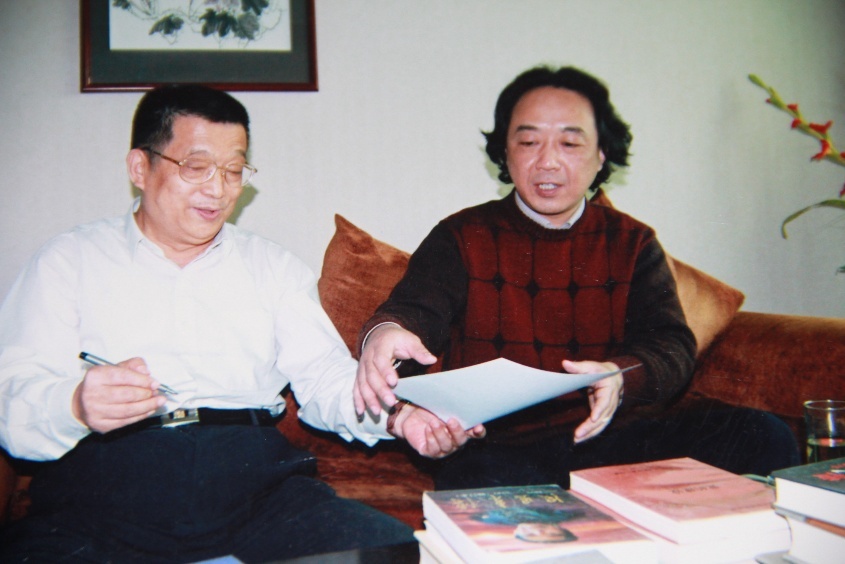 2000年春，本文作者与王朝柱师长在一起 （资料图片）
