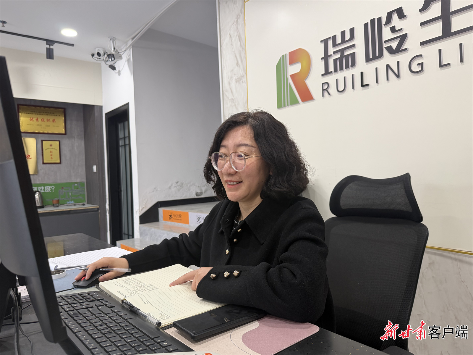 赵振香代表在瑞岭家政服务中心开展日常工作