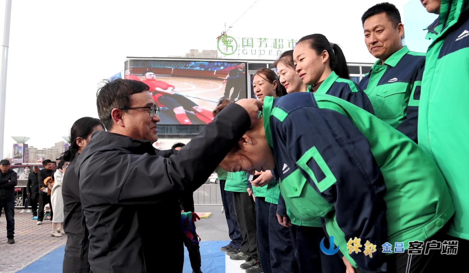 △嘉宾为获奖队伍颁奖