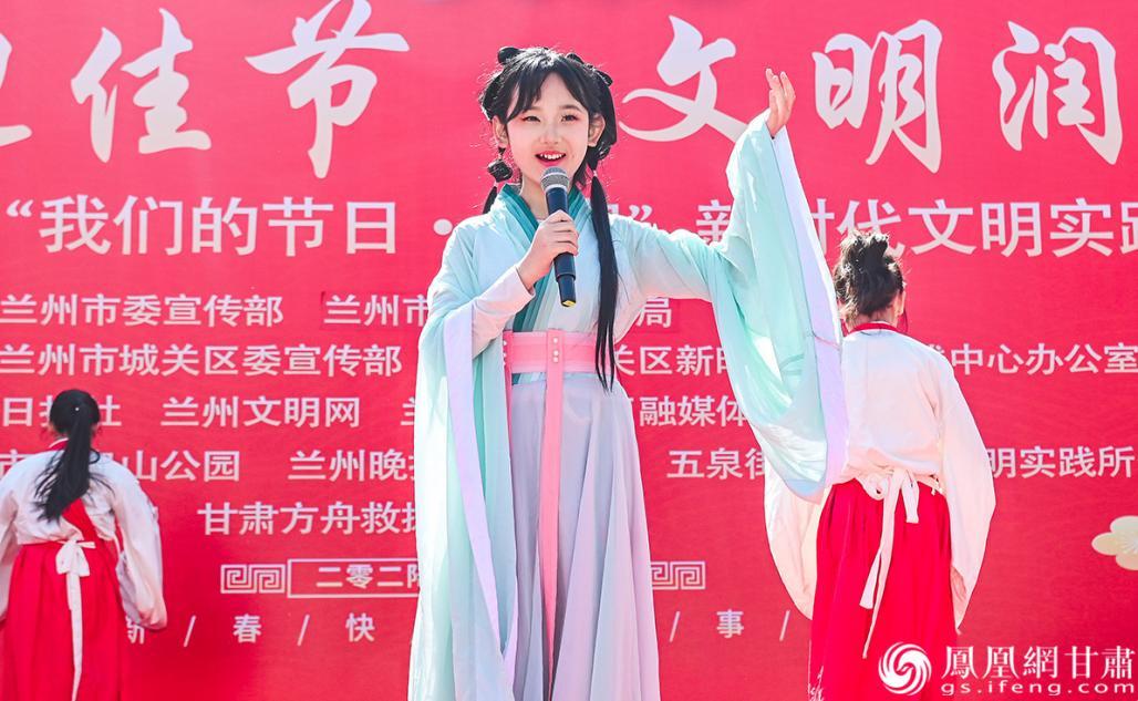 元宵佳节兰州小朋友身着汉服,用一首歌串联华夏春秋。侯锐 摄