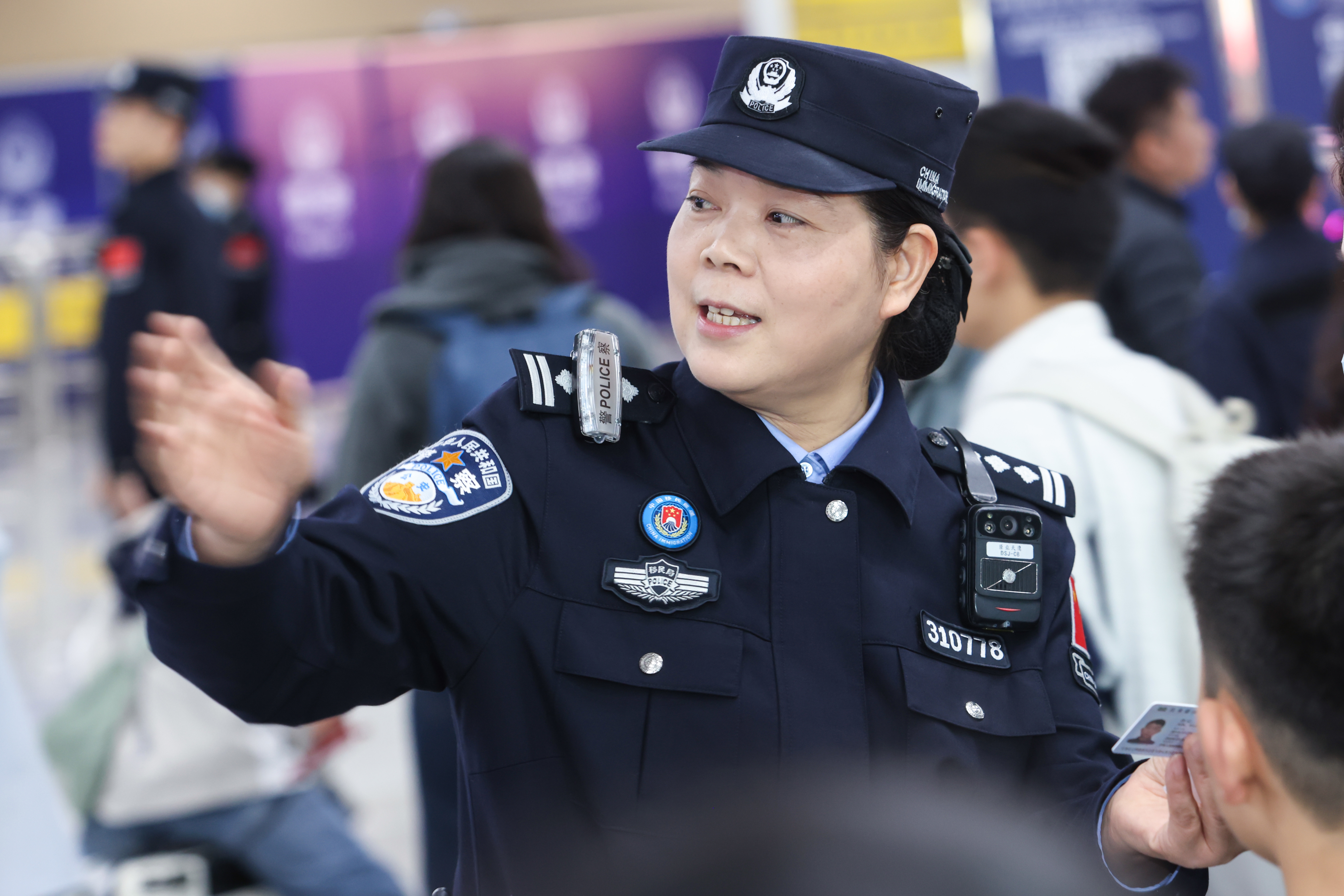 全国三八红旗手石淑亚：人潮滚滚，她如磐石