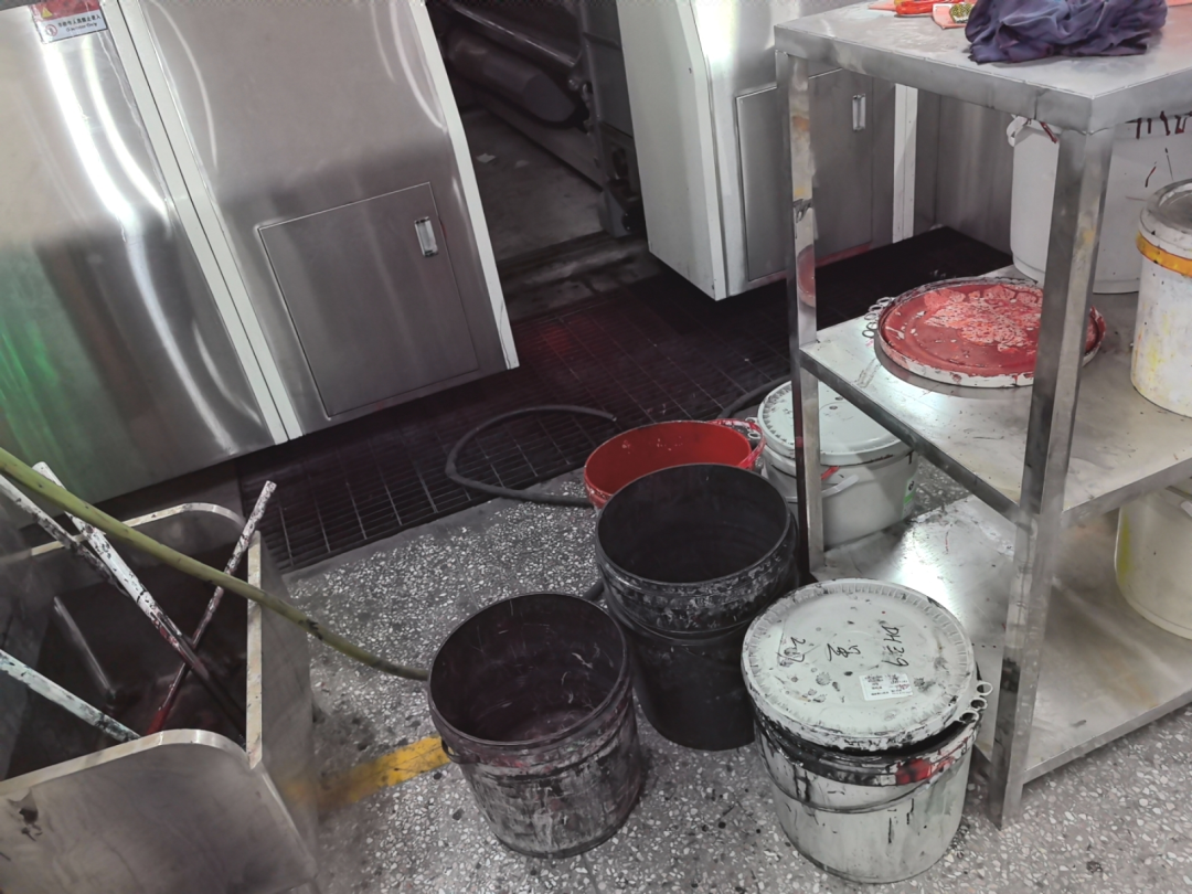 执法人员对企业进行现场检查