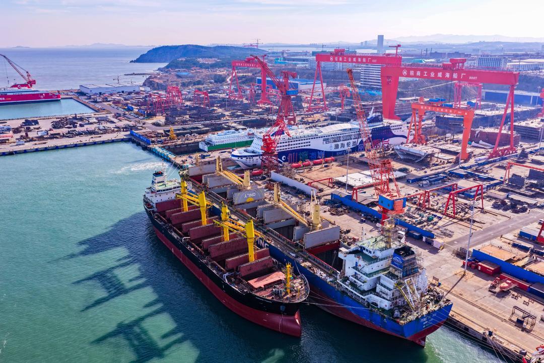 位于威海市的招商局工业集团威海船舶有限公司，多艘大型船舶正在建造中。