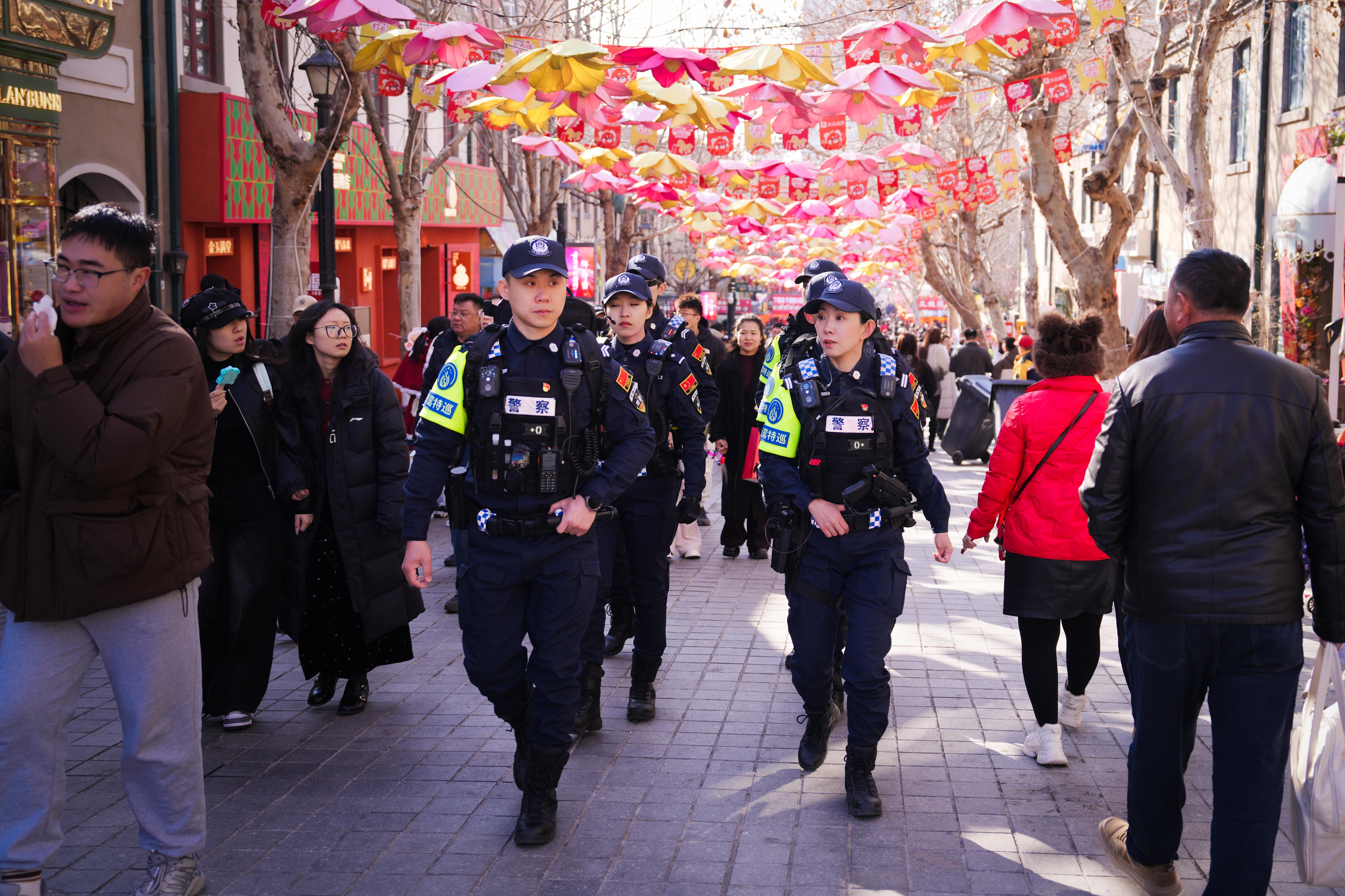 青鸾特巡队：铿锵玫瑰绽芳华 巾帼警色护平安