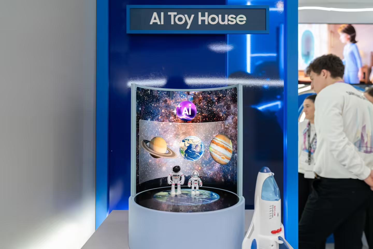 三星显示MWC进行高尔夫推杆、篮球投篮测试,展示可折叠OLED耐用性