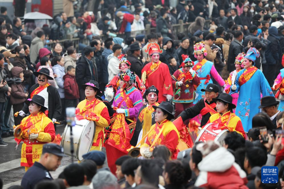 2月28日，在甘肃省平凉市庄浪县县城，当地社火秧歌队队员巡街演出。新华社记者　张智敏　摄