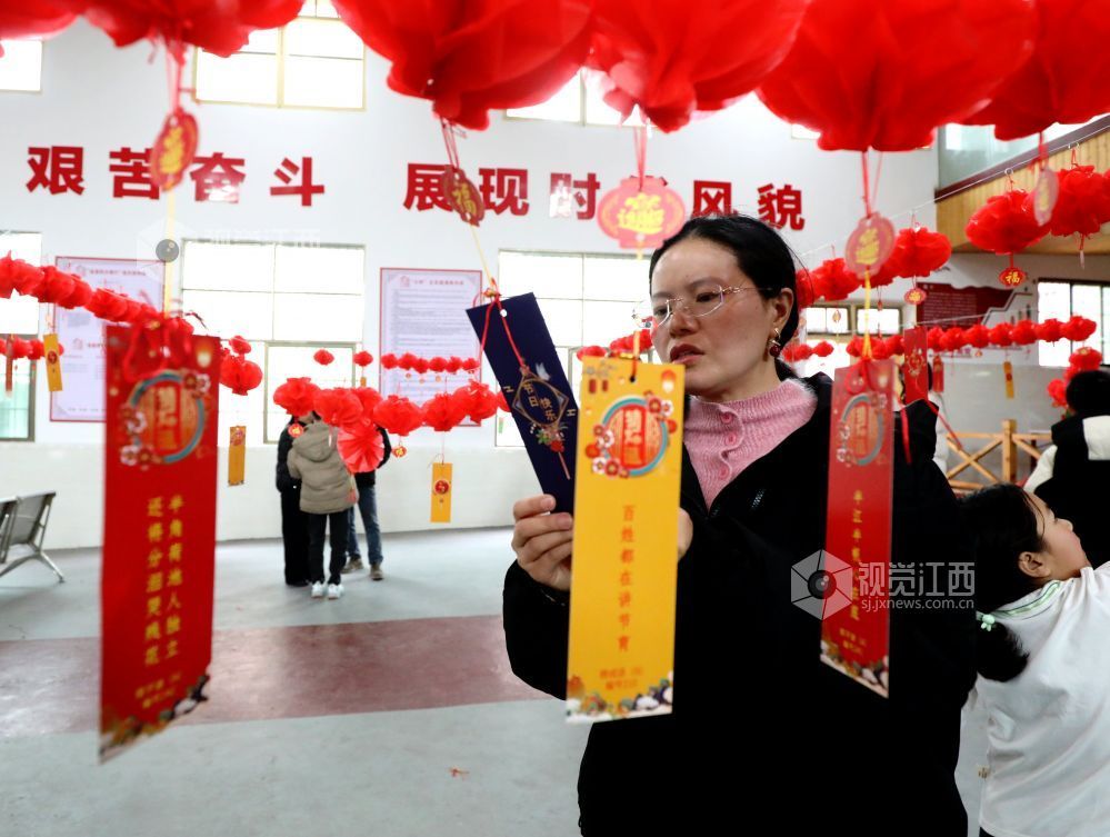 江西分宜:猜灯谜 闹元宵(图)