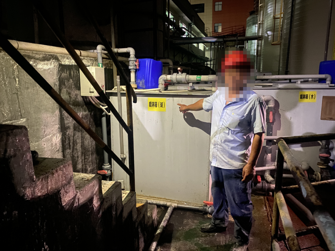 执法人员检查发现企业碱液喷淋装置未开启