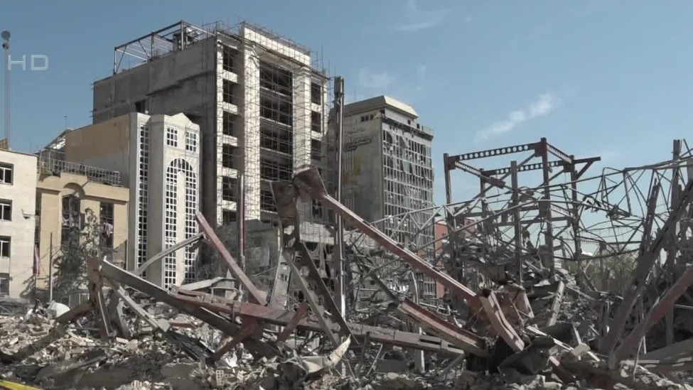 伊朗外交警察总部遇袭坍塌，周边居民车辆全部受损