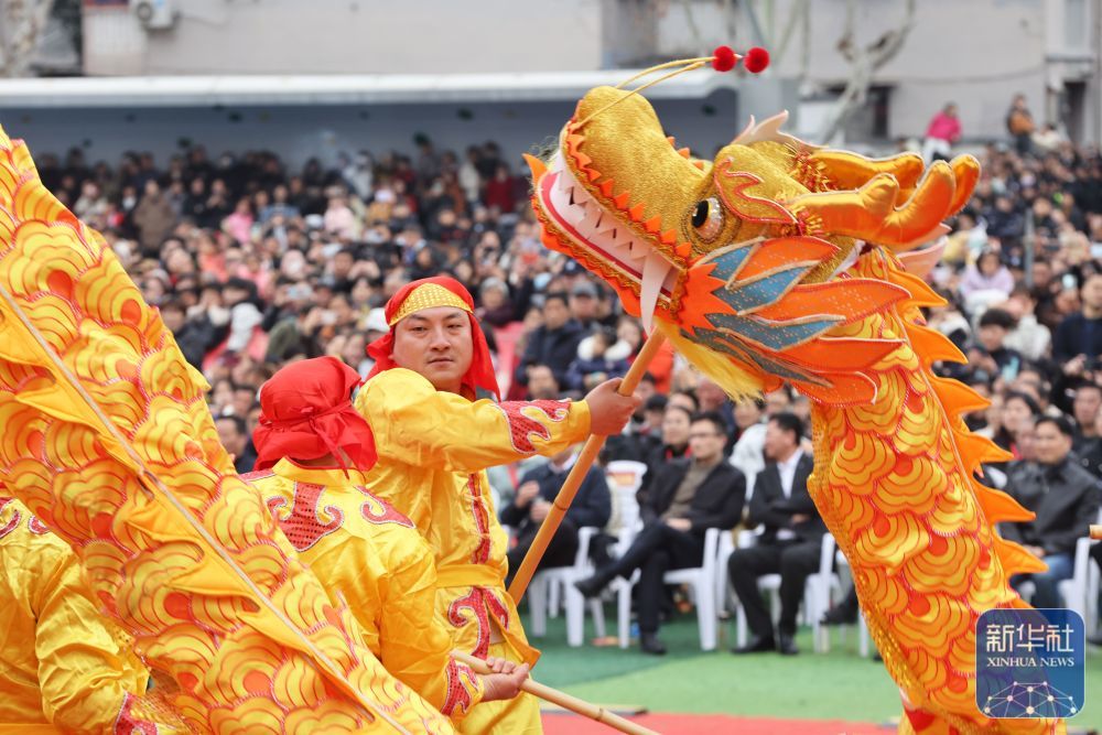 2月28日，舞龙队在浙江省湖州市德清县乾元镇第26届浙北乾龙灯会上巡游展演。新华社发（倪立芳　摄）