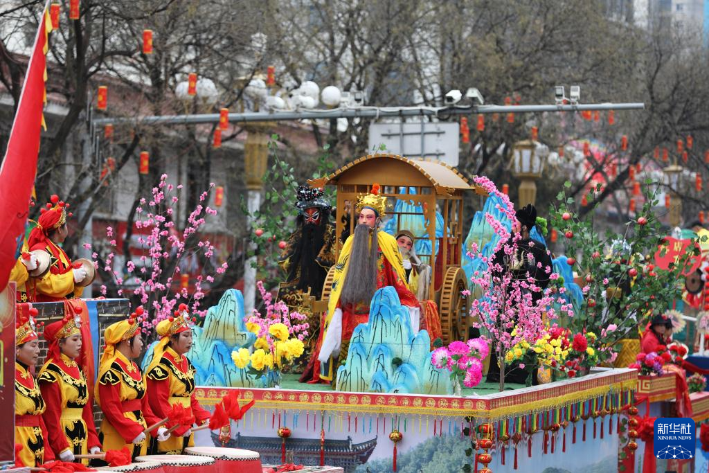 这是2月28日拍摄的甘肃省平凉市庄浪县县城高抬社火演出现场　新华社记者　张智敏　摄