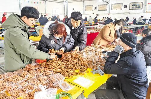 2月27日,在永清县别古庄镇核雕批发交易中心的核雕大集上,来自全国各地的客商正在选购核雕产品。 本报记者 刘英摄