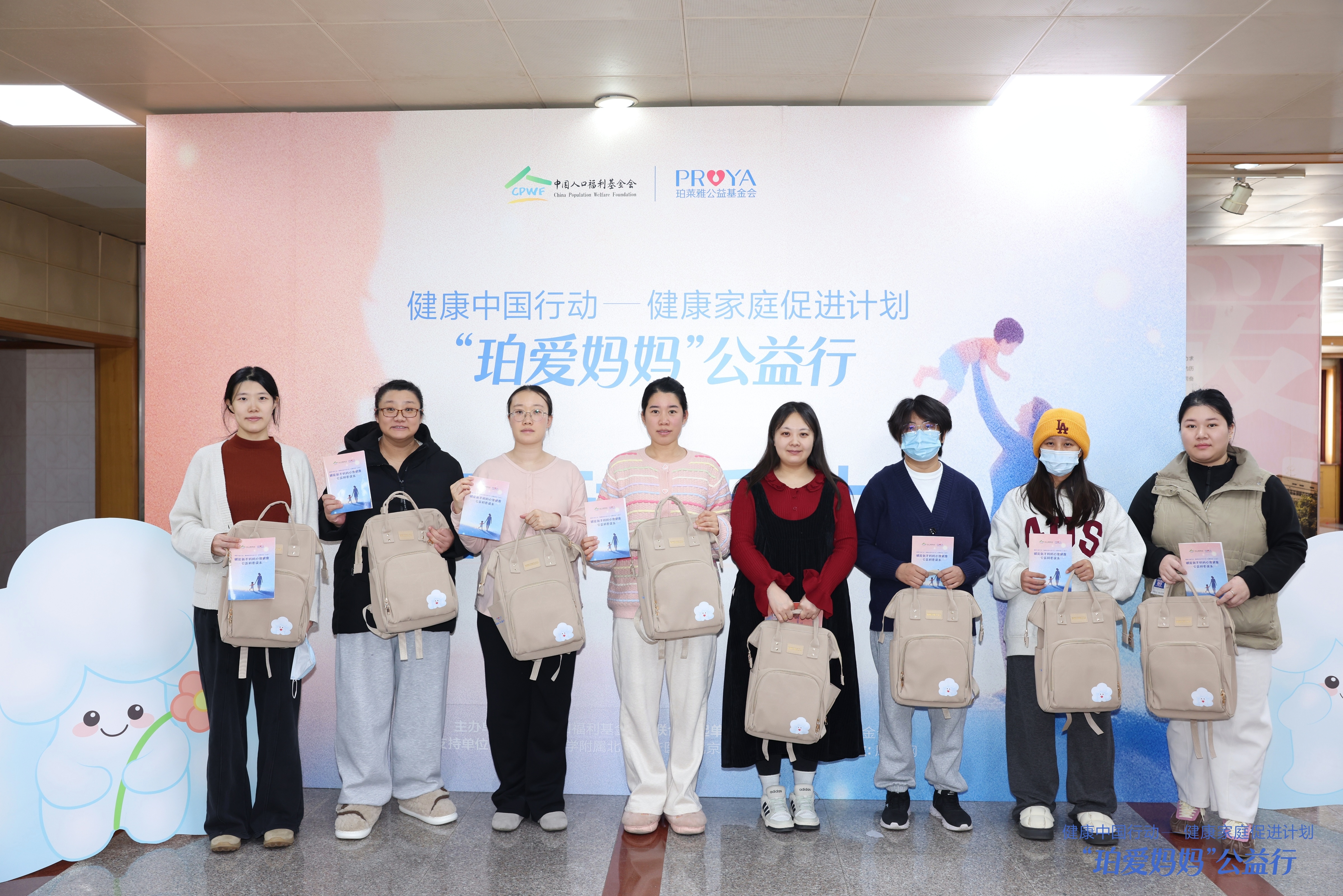 现场发放“新手爸妈关爱包”