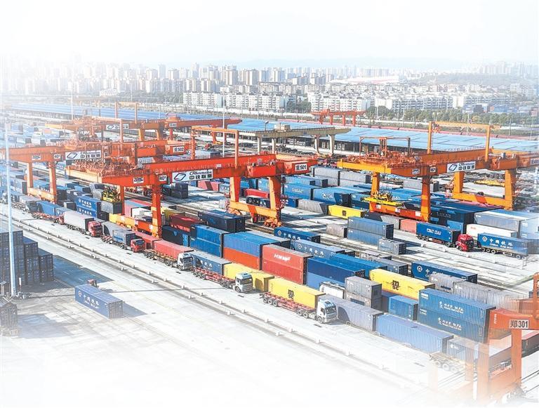 2月24日,位于重庆沙坪坝区的国际物流枢纽园区,集装箱整齐排列,吊箱作业繁忙有序,重点项目建设热火朝天,呈现出一派火热的开放新气象。郭晋