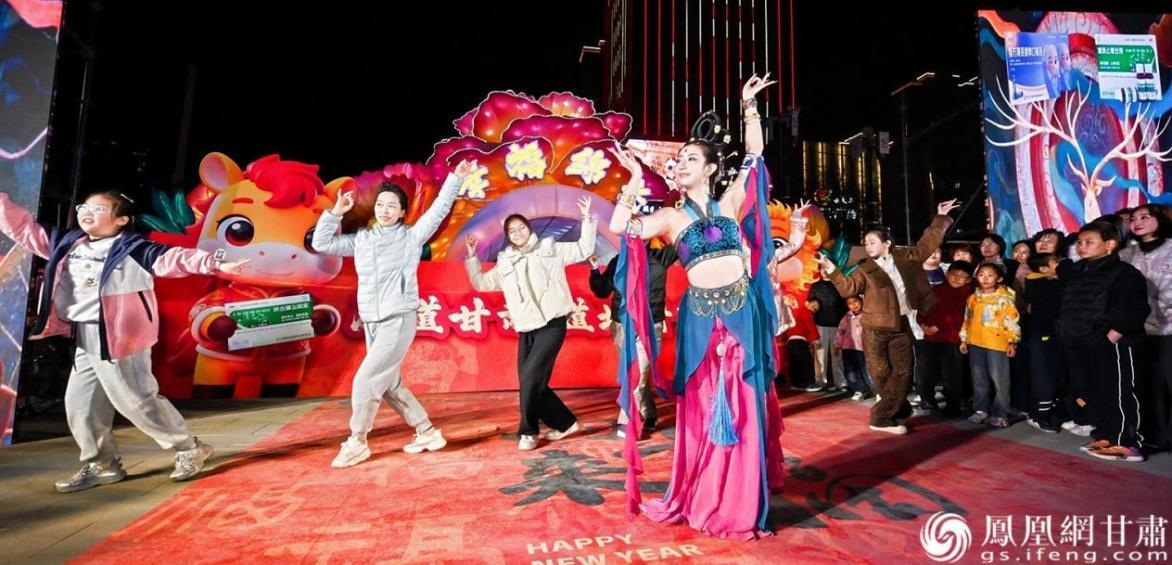 甘肃药业集团举办的“陇药承千年,灯火耀金城”元宵主题活动现场,飞天表演者教观众跳敦煌舞。