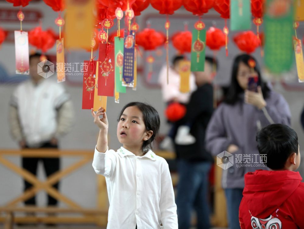 江西分宜:猜灯谜 闹元宵(图)