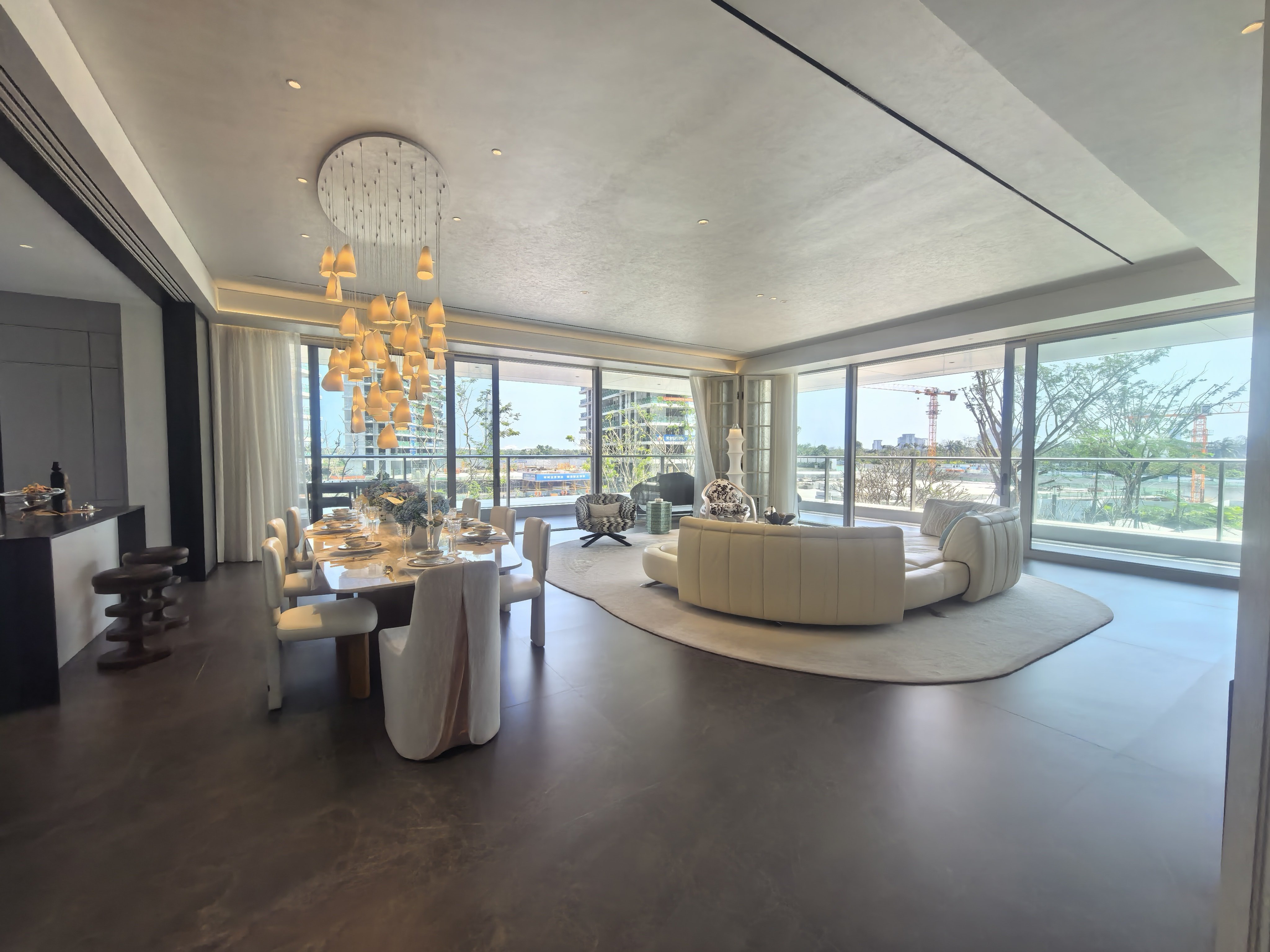 一豪宅项目的宽敞客厅。陈标志 摄.jpg