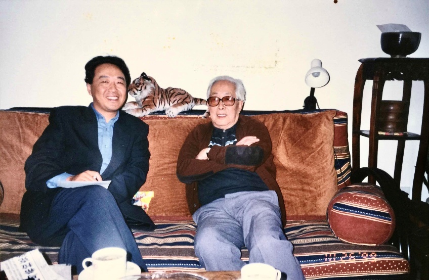 1999年春，本文作者做客华君武师长家 （资料图片）