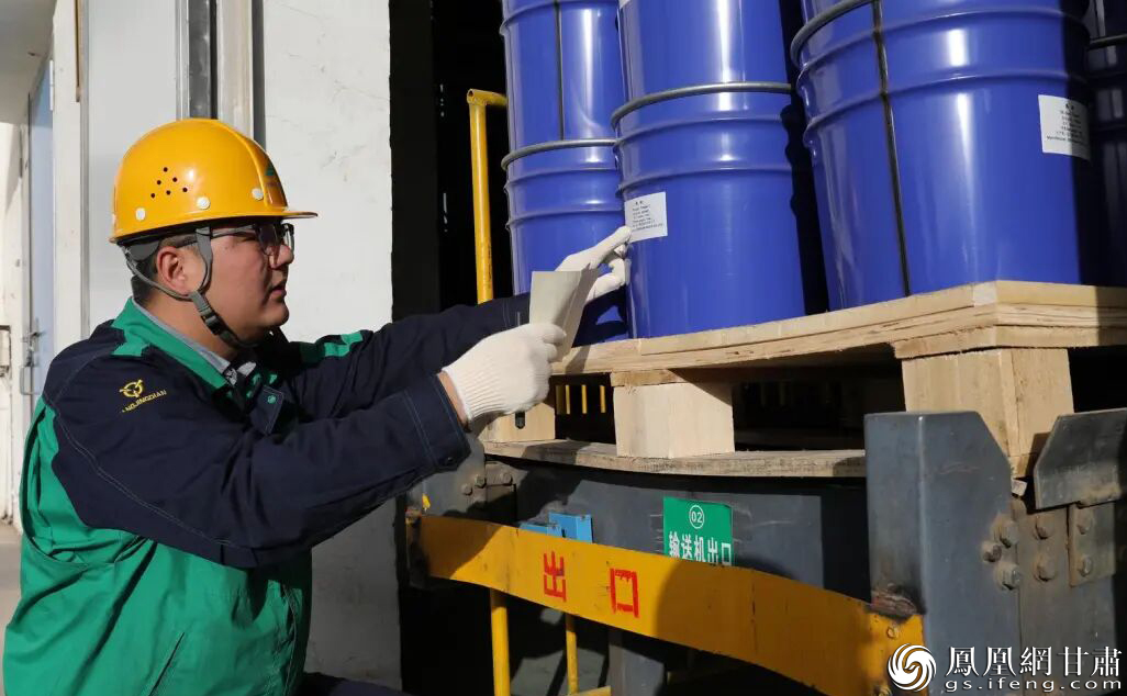 金川集团镍钴股份有限公司羰化冶金厂工作人员核对出口产品信息　金川集团供图