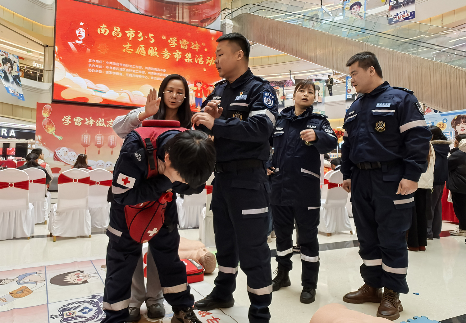 ▲雄鹰救援队队员手把手教授群众急救技能。