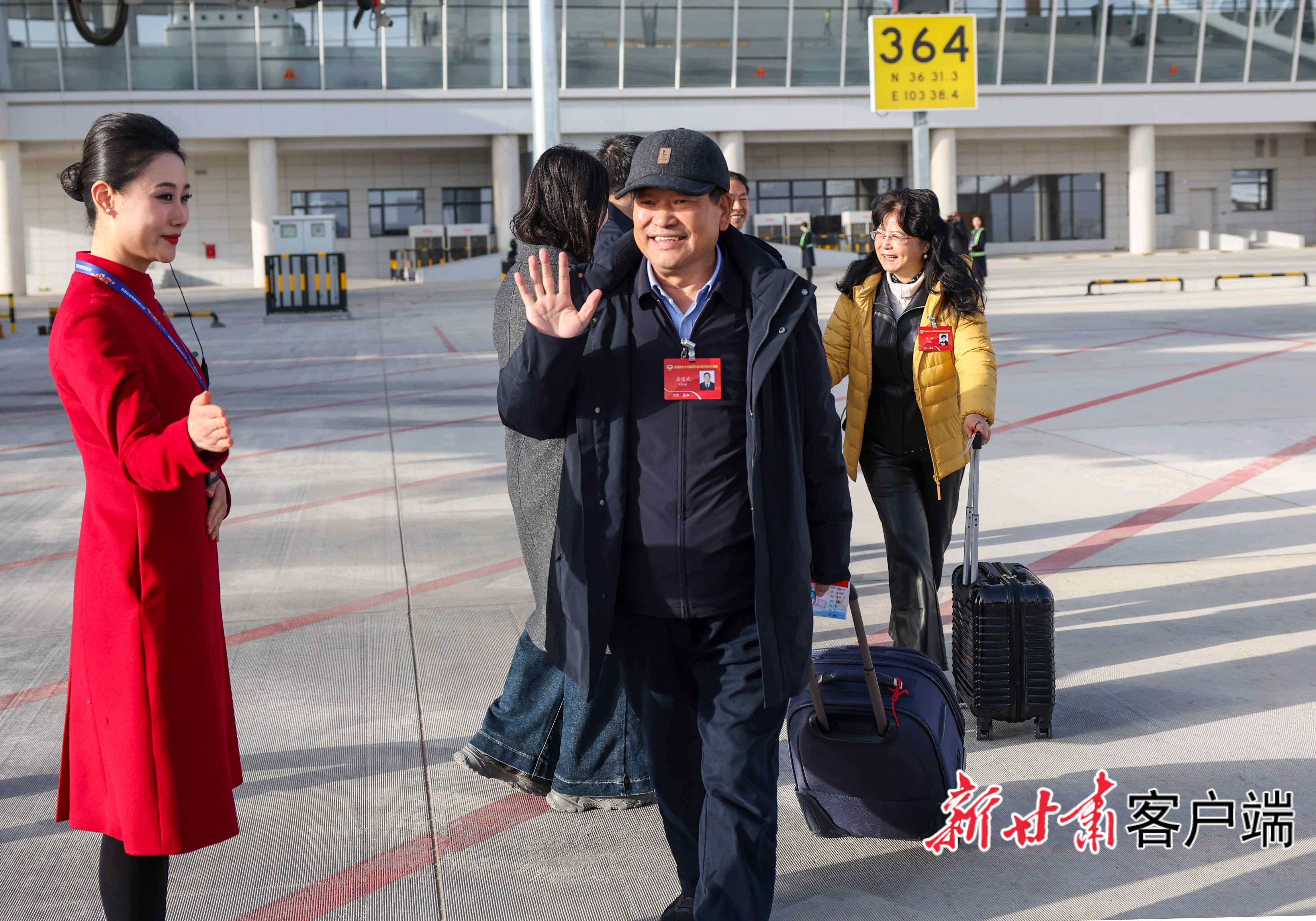 3月3日上午，住甘全国政协委员乘坐飞机离开兰州，赴京履职。本文图片由新甘肃&middot;甘肃日报记者冯乐凯摄