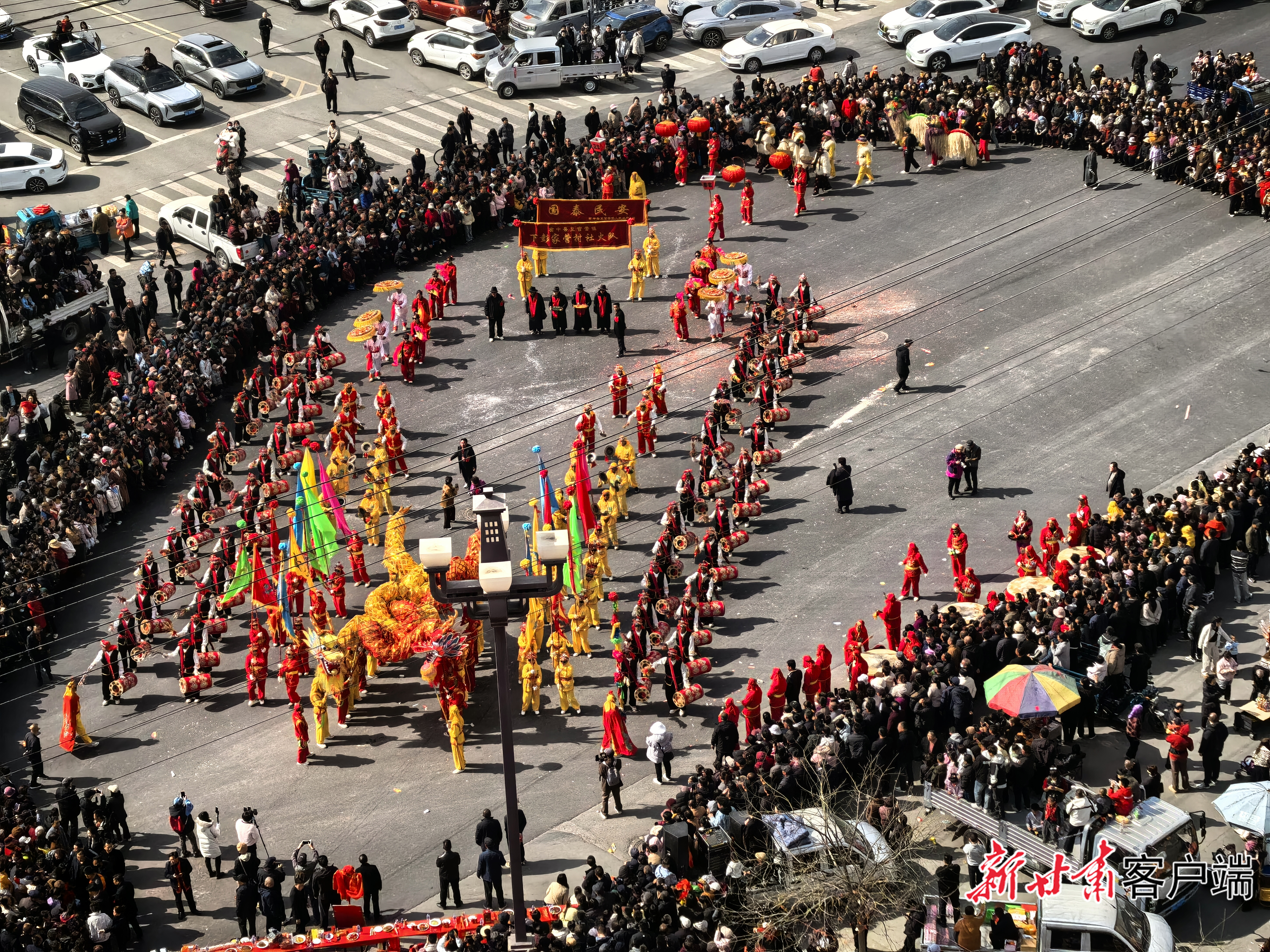 正月十三，榆中县的社火展演吸引众多群众前来观看。（图片均由新甘肃&middot;甘肃日报记者　白永萍　摄）