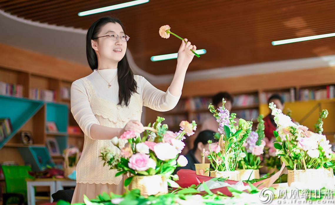 女同胞体验花艺乐趣,尽享美好时光。