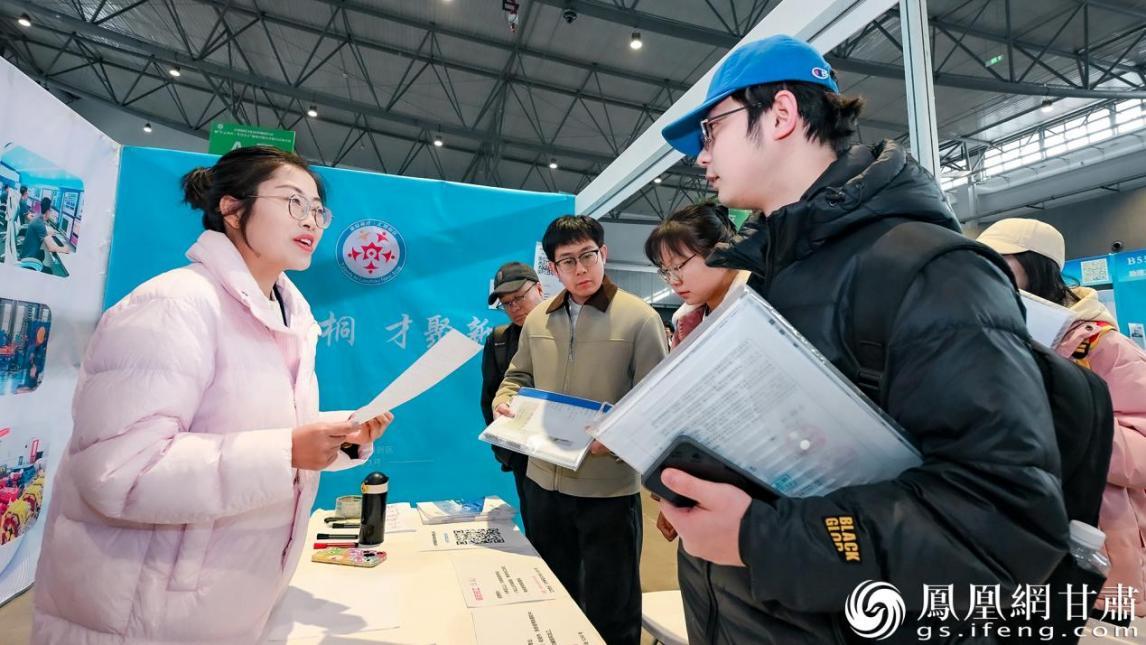 求职者们向心仪企业递交简历 李德宇 摄