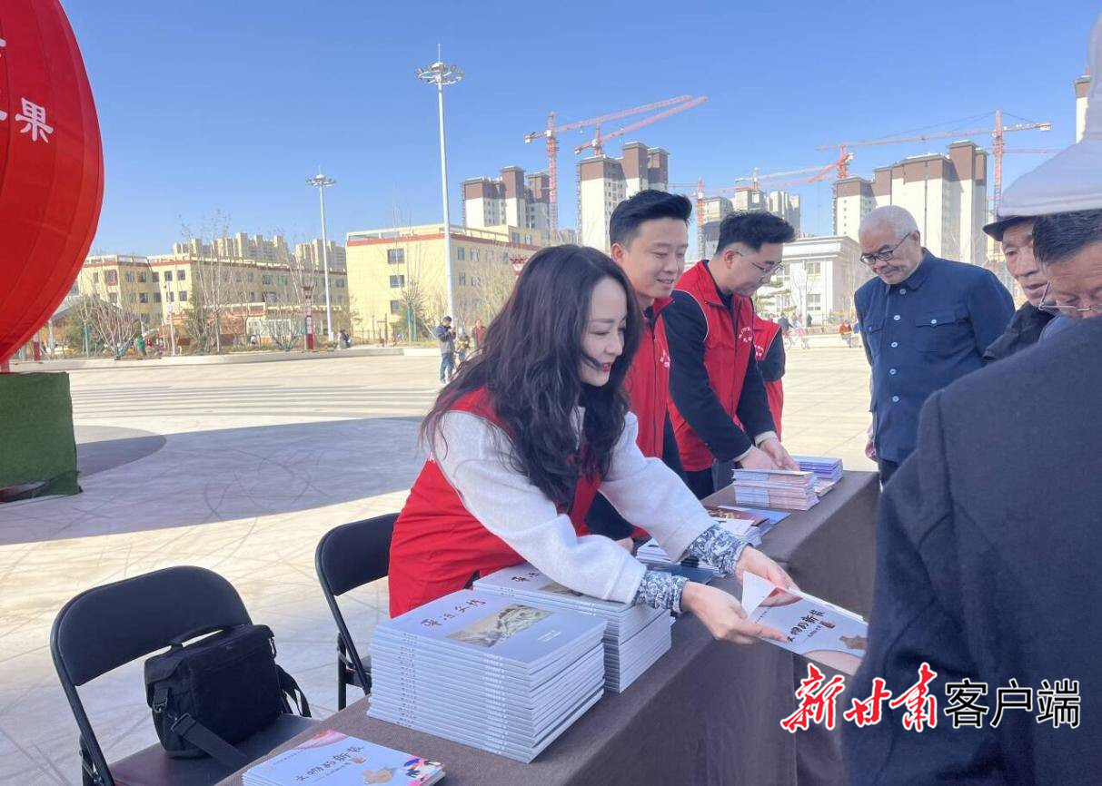 为静宁县市民发放文物宣传书籍及彩页