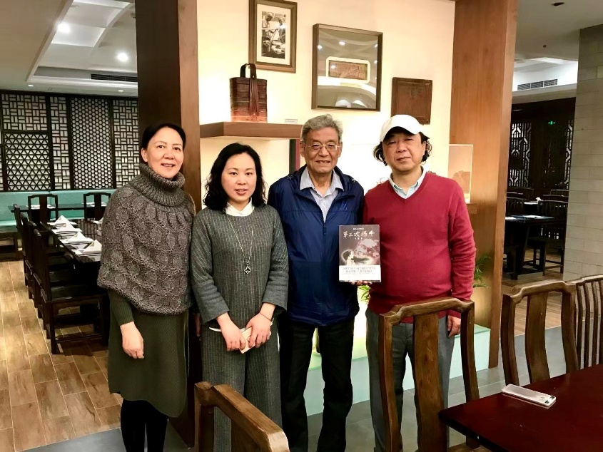 2018年春，本文作者夫妇与张扬师长、出版人陈小梅在一起