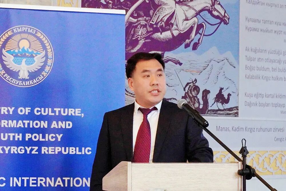 裴强强在学术研讨会上作报告