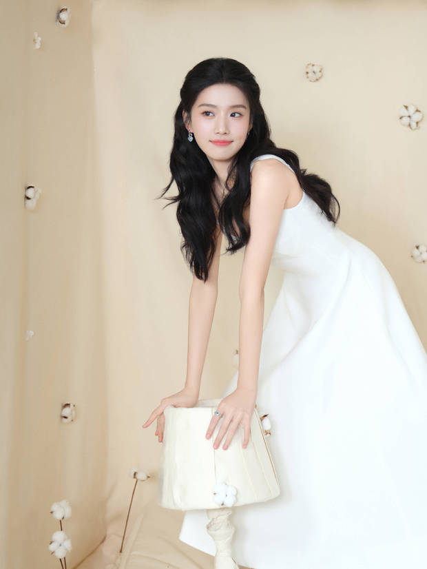 卢昱晓四肢纤细。