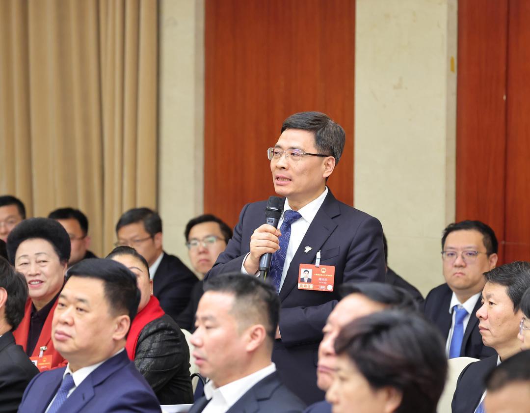 周云杰代表围绕如何看待中国品牌“走出去”回答记者提问。