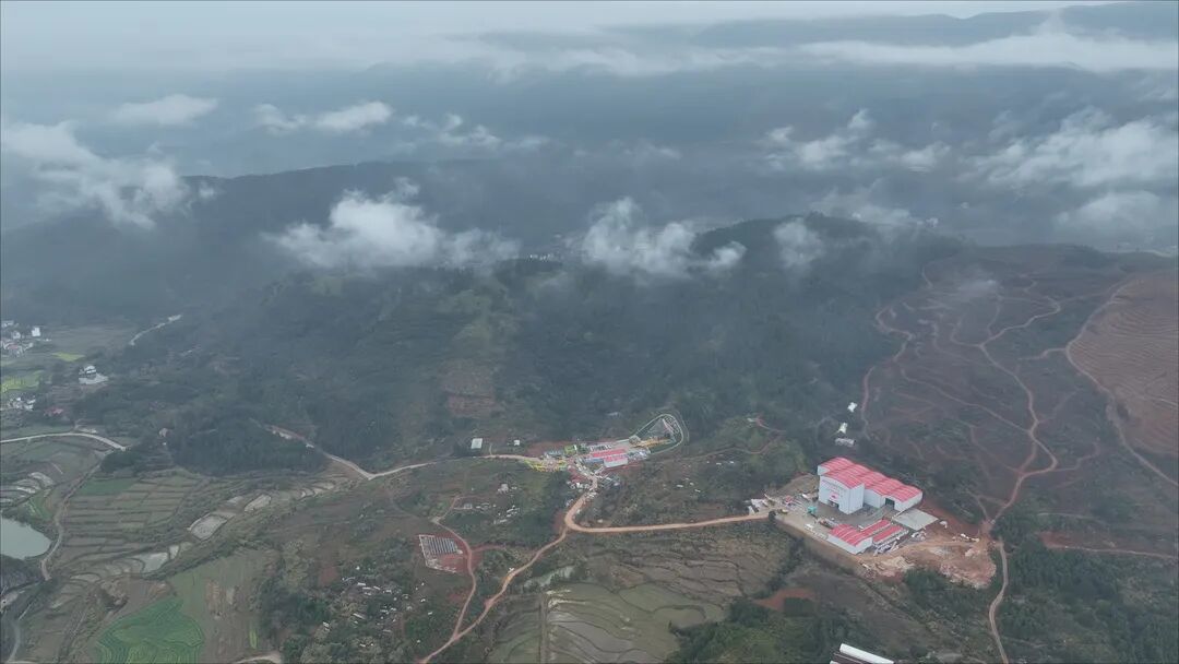 长赣高铁沿线层峦叠嶂,地势起伏。