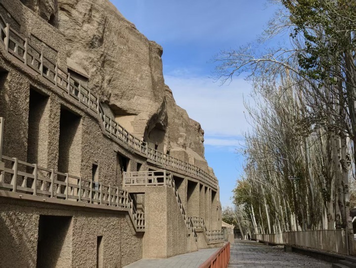 如今的莫高窟外景(资料照片) 新华每日电讯记者 张玉洁 摄