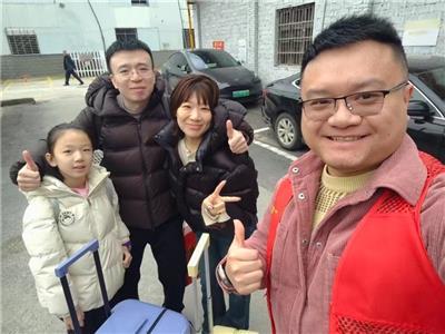 春节假期，市“爱瓷行”志愿服务团“窑火红”党员车队队员将外来游客从景德镇北站运送到市区，获游客点赞。
