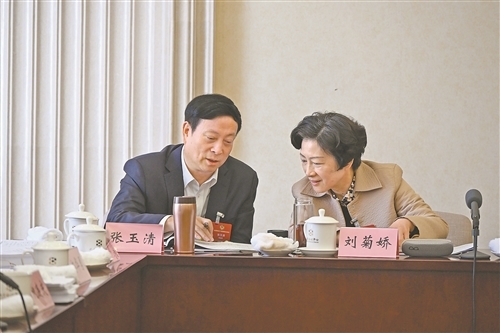 3月6日，出席全国政协十四届四次会议的住赣全国政协委员参加小组会议，讨论政府工作报告。本报特派全媒体记者 林 君摄