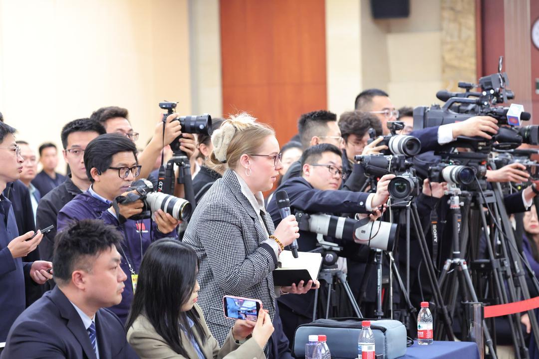 到会采访的中外媒体记者，对山东的高质量发展给予热切关注。