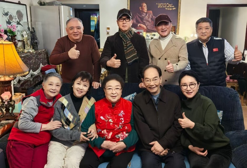 祝寿席间留影。前排左起徐晶、陈雨露、邓在军、周尔均、王冼平；后排左起刘铁民、郎昆、赵安、王奇