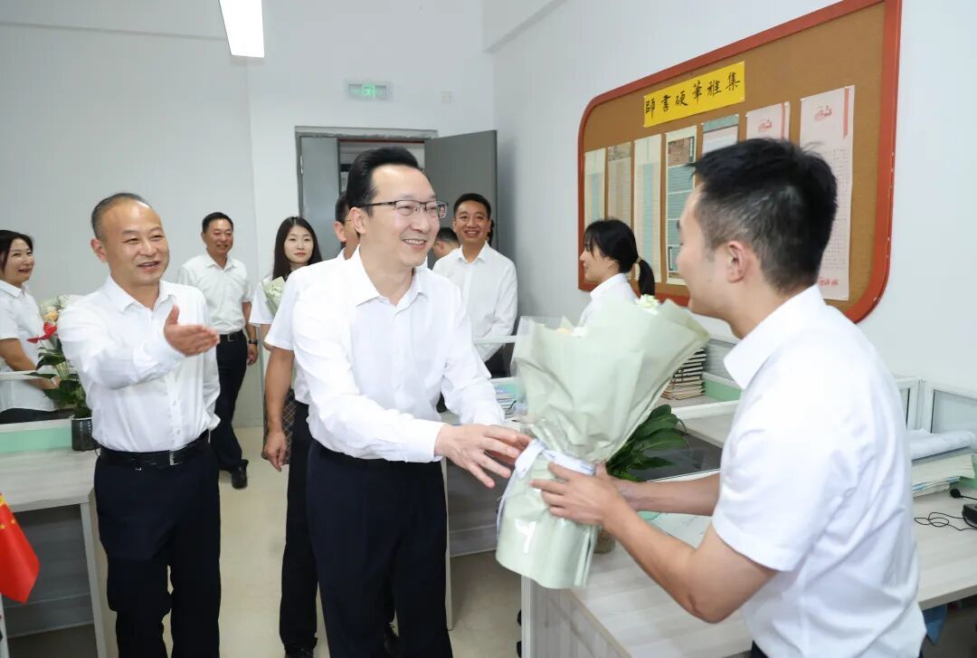 资料图：祁美文到重庆一中二塘学校、树人二塘小学与优秀教师代表亲切交谈。文胜/摄