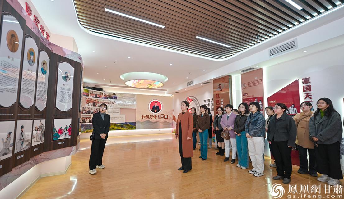 家风家训展示厅吸引不少妇女参观