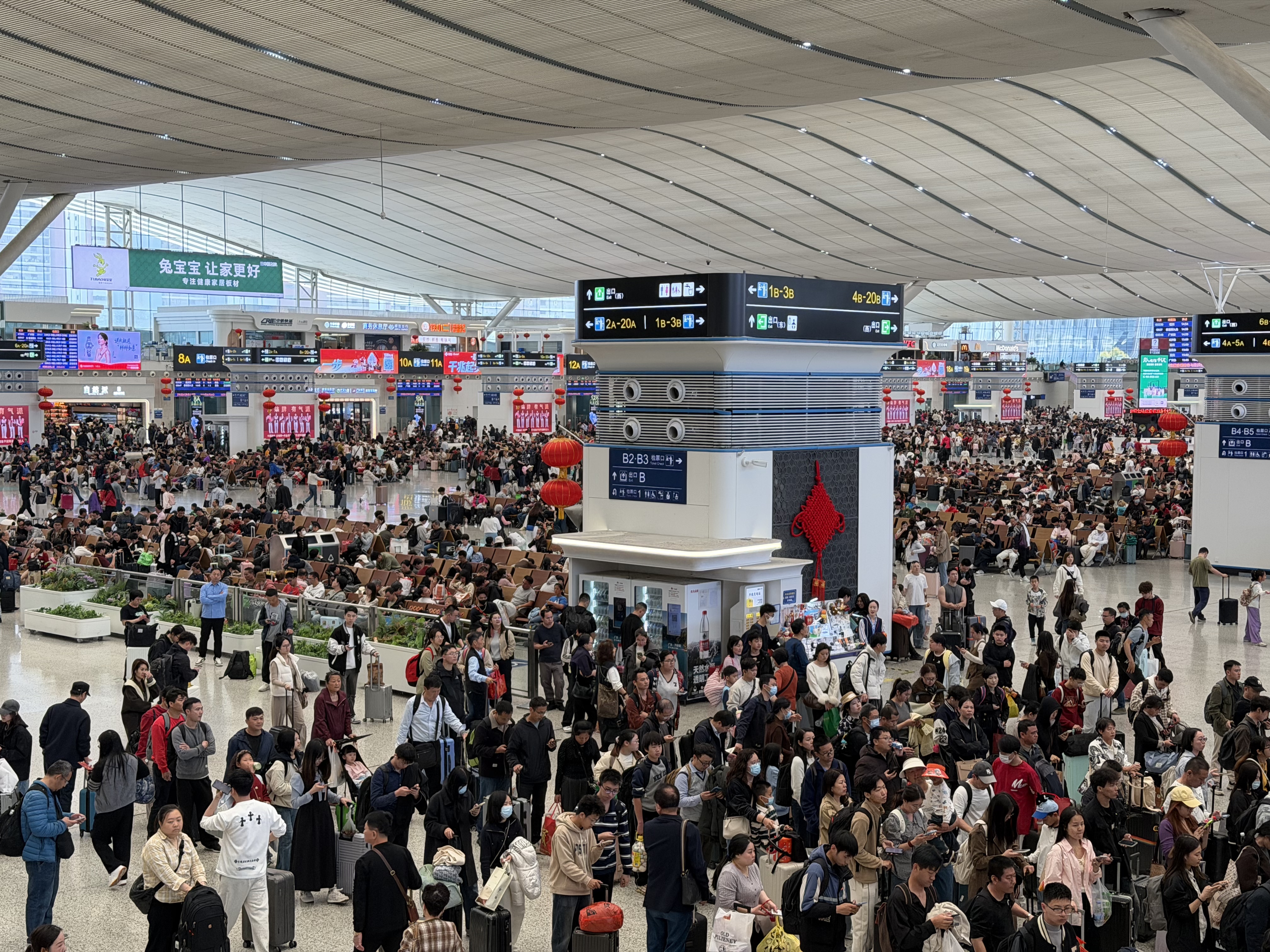 马年春意早,灯火映万家 深圳铁路迎来元宵节后返程小高峰
