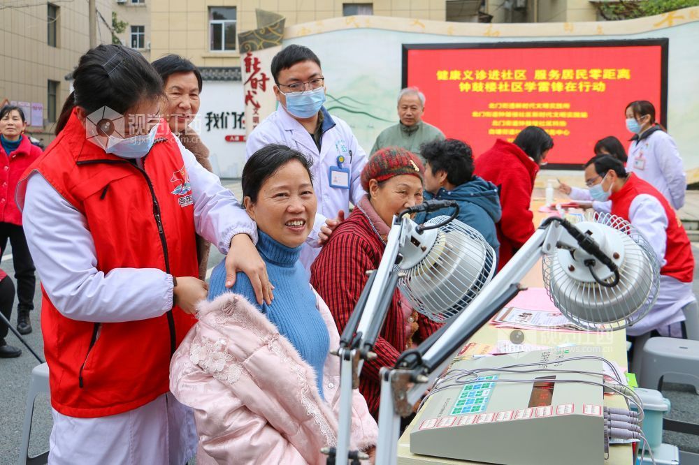 2026年3月5日，医护人员为居民开展颈部疾病推拿。