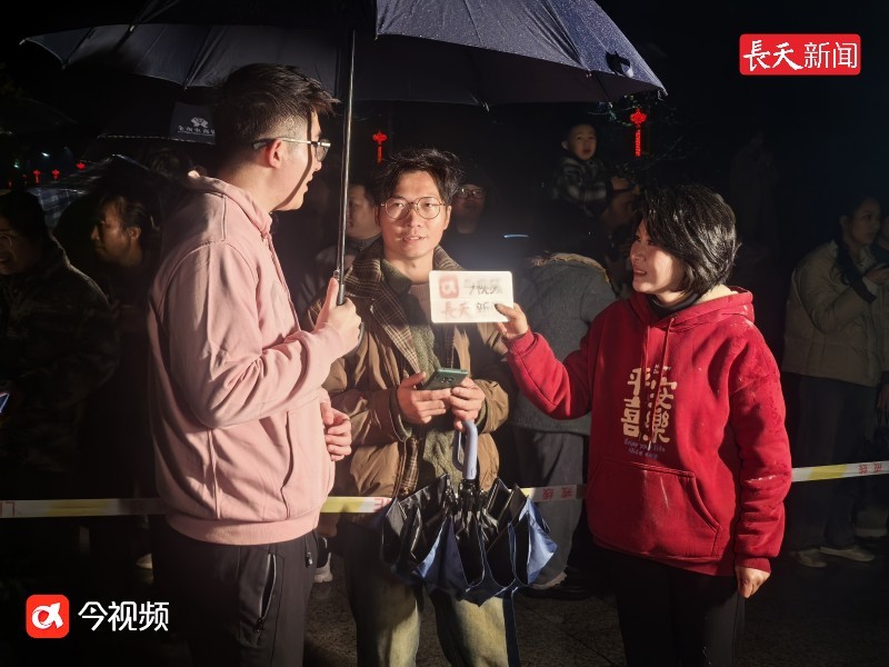 主持人曾煊邦、缪黎君采访游客廖盛华