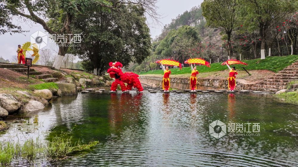 春日的江西省吉安市青原山风景区，油菜花田宛如一片金色的海洋，微风拂过，泛起层层金色波浪，花香四溢，沁人心脾。