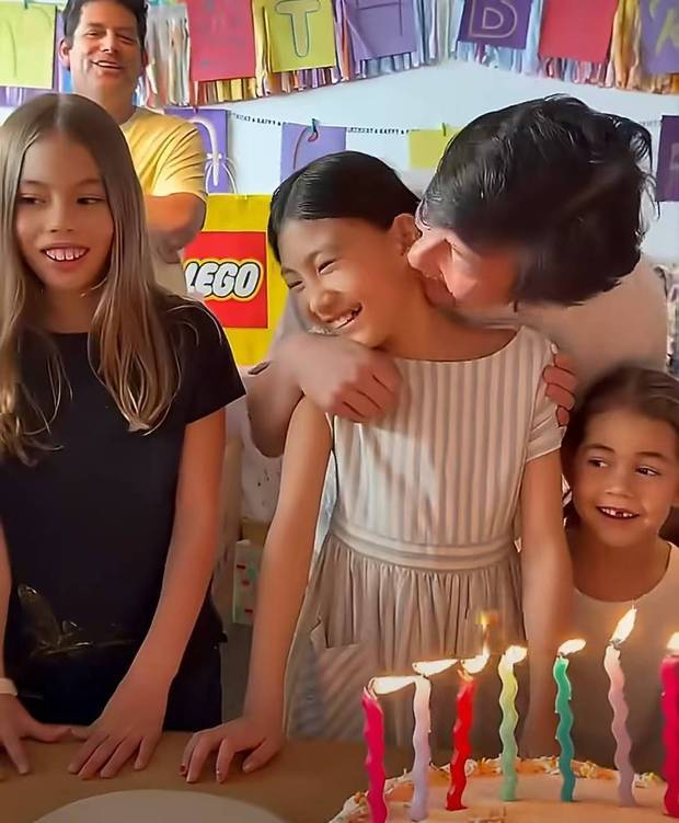 陈冠希亲吻女儿，父女俩笑的甜蜜。