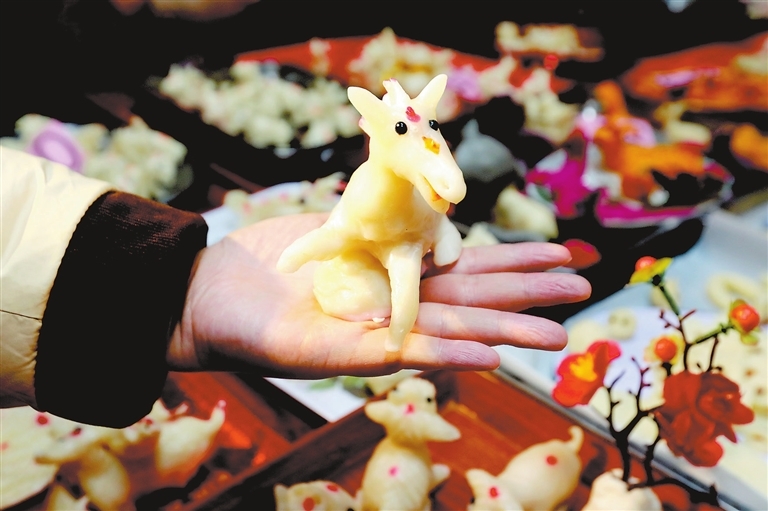 栩栩如生的马年灯粑。