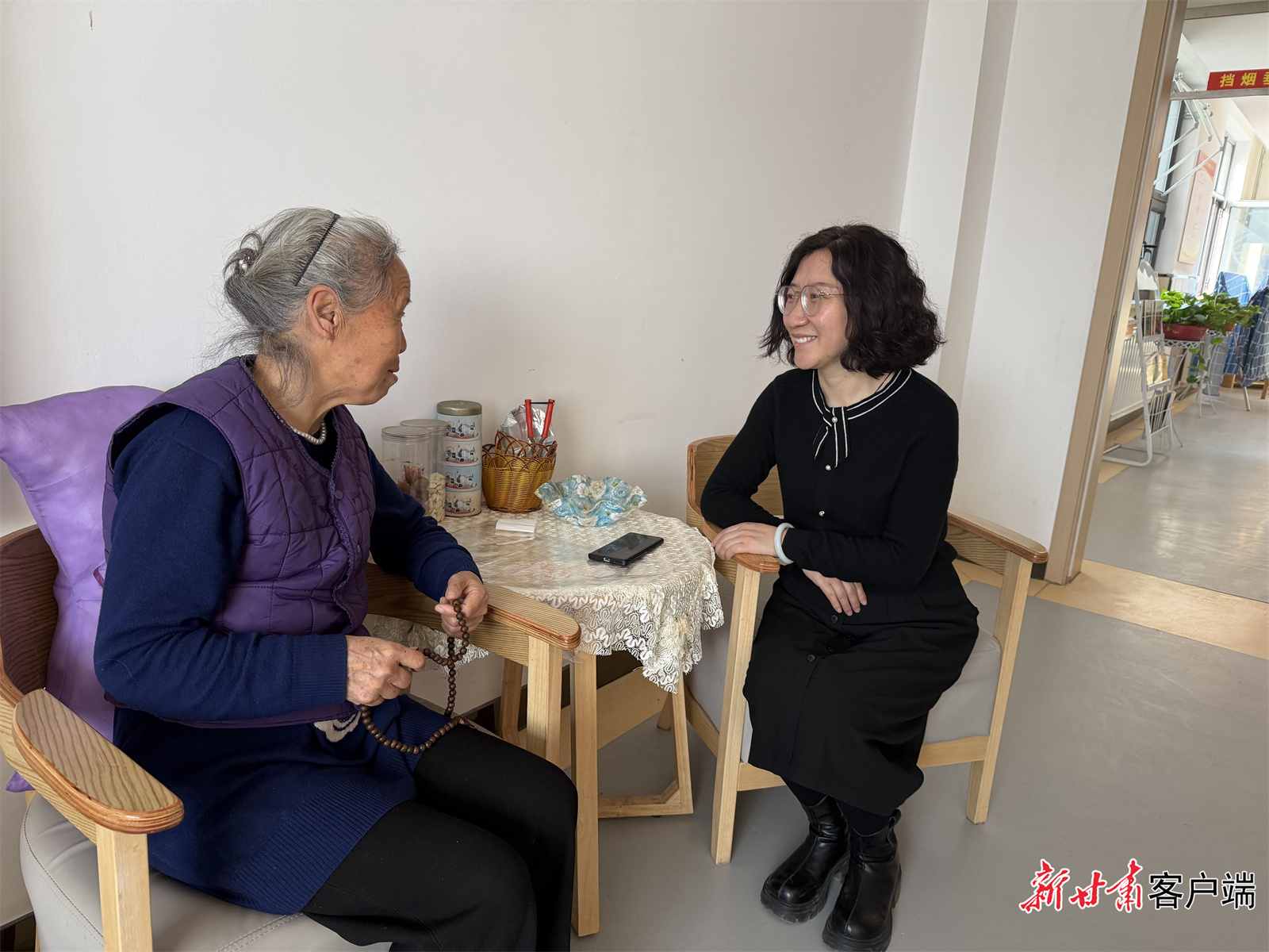 赵振香代表在养老服务中心与老人话家常　本文图片除署名外均由新甘肃&middot;甘肃日报记者魏晓倩摄